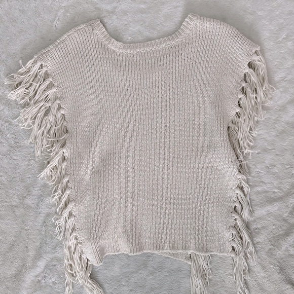 NWOT- CUPCAKES & CASHMERE Revolve Napa Fringe Poncho in Ivory - Picture 6 of 14